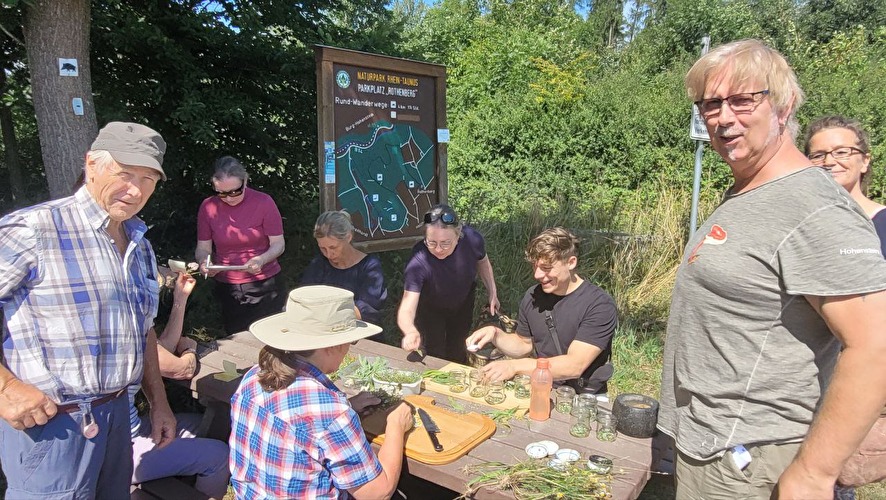 Wurzelwanderung und Erstellen einer Tinktur